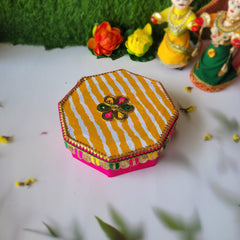 Ghewar Hamper 2 available online at SweeDesi