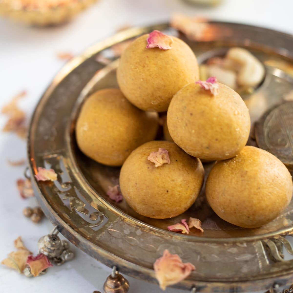 Besan Laddu - SweeDesi